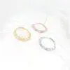 Bague Léa en résine lait maternel blanc, monture argentée sur fond blanc