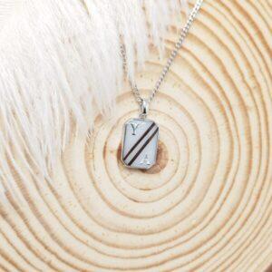 Collier Amjad en résine de lait maternel blanc nacré sur chaîne, fond blanc