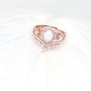 Bague Dayanna en résine lait maternel blanc, monture argentée sur fond blanc