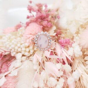 Bague Lait'tincelle en résine lait maternel blanc, monture argentée sur fond blanc