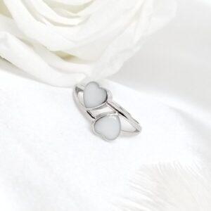 Bague lovely en résine lait maternel blanc, monture argentée sur fond blanc