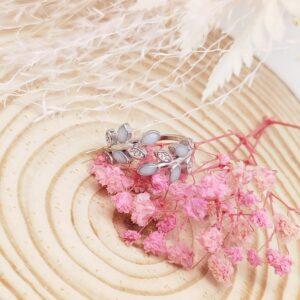 Bague Sakura en résine lait maternel blanc, monture argentée sur fond blanc