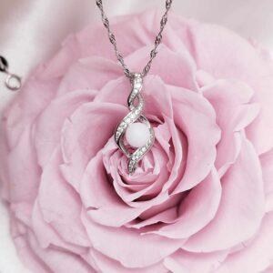 Collier Siena en résine de lait maternel blanc nacré sur chaîne, fond blanc