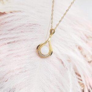 Collier Ma précieuse goutte perlée en résine de lait maternel blanc nacré sur chaîne, fond blanc