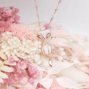 Collier Milky Fox en résine de lait maternel blanc nacré sur chaîne, fond blanc