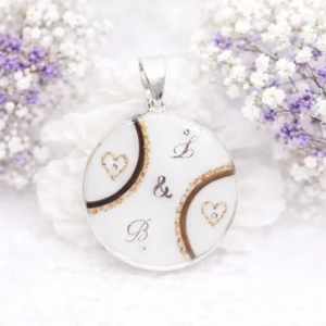 Collier Création sur mesure de bijou en résine de lait maternel blanc nacré sur chaîne, fond blanc