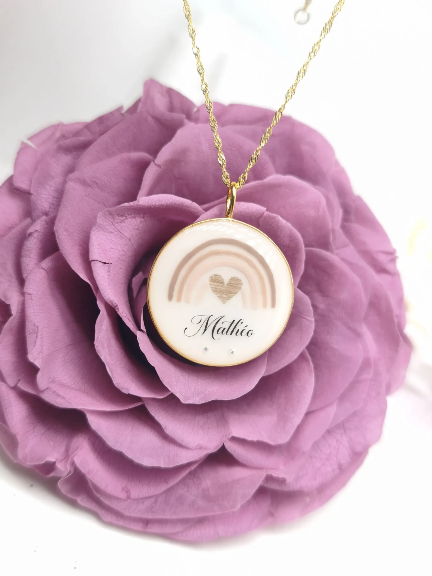 Collier Création sur mesure de bijou en résine de lait maternel blanc nacré sur chaîne, fond blanc