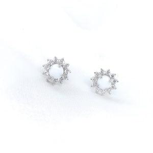 Boucles d'oreilles lait'tincelle en lait maternel résiné blanc, monture argentée