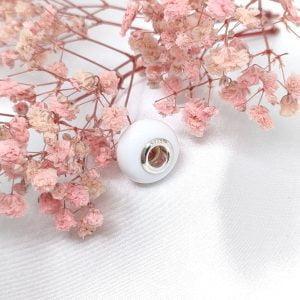 Perle compatible Pandora classique en lait maternel résiné blanc, compatible bracelet, fond blanc