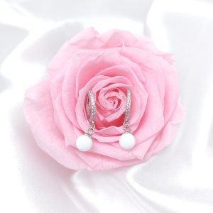 Boucles d'oreilles Giulia en lait maternel résiné blanc, monture argentée