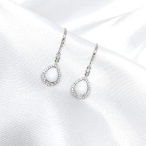 Boucles d'oreilles Delia en lait maternel résiné blanc, monture argentée