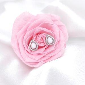 Boucles d'oreilles Emma en lait maternel résiné blanc, monture argentée