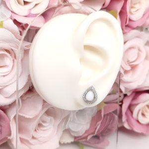 Boucles d'oreilles Emma en lait maternel résiné blanc, monture argentée