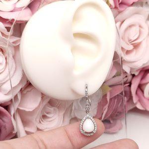 Boucles d'oreilles Delia en lait maternel résiné blanc, monture argentée