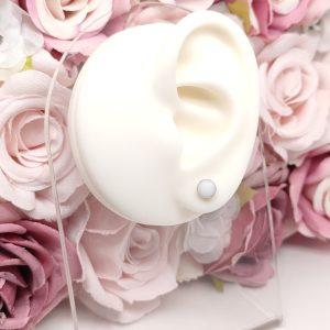Boucles d'oreilles Mouna en lait maternel résiné blanc, monture argentée