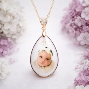 Collier Ma goutte d'amour avec photo en résine de lait maternel blanc nacré sur chaîne, fond blanc