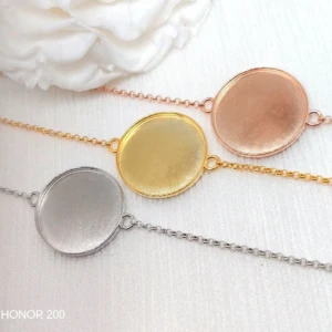 Médaillon Design Coeur en résine de lait maternel sur chaîne dorée, fond blanc