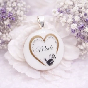 Médaillon Design Coeur en résine de lait maternel sur chaîne dorée, fond blanc