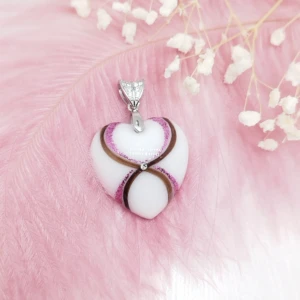 Collier Mon coeur de lait en résine de lait maternel blanc nacré sur chaîne, fond blanc