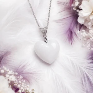 Collier Mon coeur de lait en résine de lait maternel blanc nacré sur chaîne, fond blanc