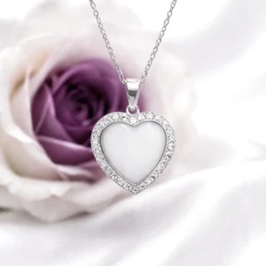 Collier Amour en résine de lait maternel blanc nacré sur chaîne, fond blanc