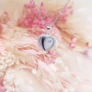 Collier Amour en résine de lait maternel blanc nacré sur chaîne, fond blanc