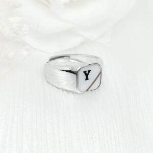 Bague Adam en résine lait maternel blanc, monture argentée sur fond blanc