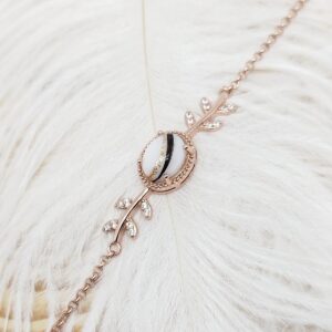 Bracelet feuilles artisanal en lait maternel résiné blanc sur chaîne fine