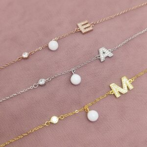 Bracelet Initiale artisanal en lait maternel résiné blanc sur chaîne fine