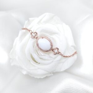 Bracelet personnalisable artisanal en lait maternel résiné blanc sur chaîne fine