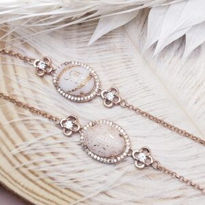 Bracelet personnalisable artisanal en lait maternel résiné blanc sur chaîne fine