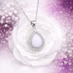 Collier Naema en résine de lait maternel blanc nacré sur chaîne, fond blanc