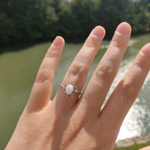 Bague Yasmine en résine lait maternel blanc, monture argentée sur fond blanc