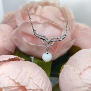 Collier Lait'legance en résine de lait maternel blanc nacré sur chaîne, fond blanc