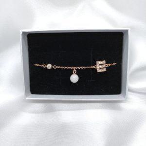 Bracelet Initiale artisanal en lait maternel résiné blanc sur chaîne fine