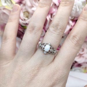 Bague Balquiss en résine lait maternel blanc, monture argentée sur fond blanc