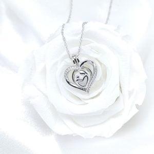 Collier Duo en résine de lait maternel blanc nacré sur chaîne, fond blanc