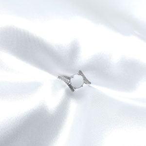 Bague Elena en résine lait maternel blanc, monture argentée sur fond blanc