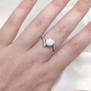 Bague Elena en résine lait maternel blanc, monture argentée sur fond blanc