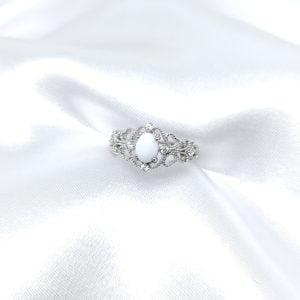 Bague Balquiss en résine lait maternel blanc, monture argentée sur fond blanc