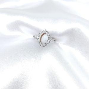 Bague Yasmine en résine lait maternel blanc, monture argentée sur fond blanc