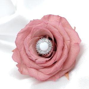 Bague Inès en résine lait maternel blanc, monture argentée sur fond blanc