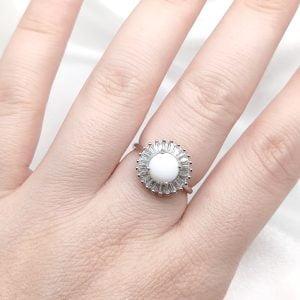 Bague Inès en résine lait maternel blanc, monture argentée sur fond blanc