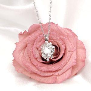 Collier Douceur en résine de lait maternel blanc nacré sur chaîne, fond blanc