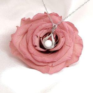 Collier Ma précieuse goutte perlée en résine de lait maternel blanc nacré sur chaîne, fond blanc