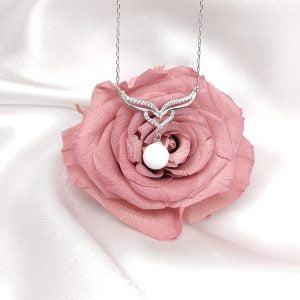 Collier Lait'legance en résine de lait maternel blanc nacré sur chaîne, fond blanc