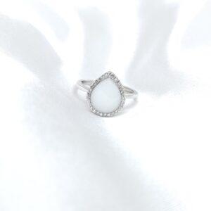 Bague Naema en résine lait maternel blanc, monture argentée sur fond blanc