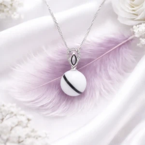Collier Ma perle d'amour en résine de lait maternel blanc nacré sur chaîne, fond blanc