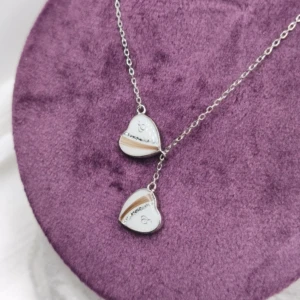 Collier Mom of two en résine de lait maternel blanc nacré sur chaîne, fond blanc