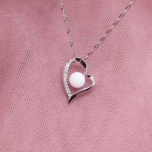Collier Mon précieux coeur perlé en résine de lait maternel blanc nacré sur chaîne, fond blanc